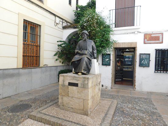 Estatua de Maimónides